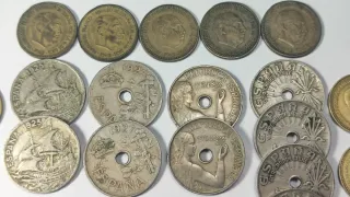 Lote 43 monedas variadas FRANCO, II REPÚBLICA ...