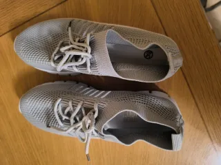 Scarpe sportive taglia 39.