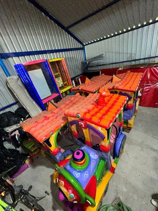 Tren infantil vías atracción feria