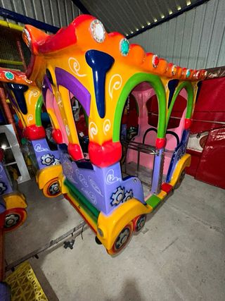 Tren infantil vías atracción feria