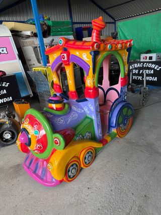 Tren infantil vías atracción feria