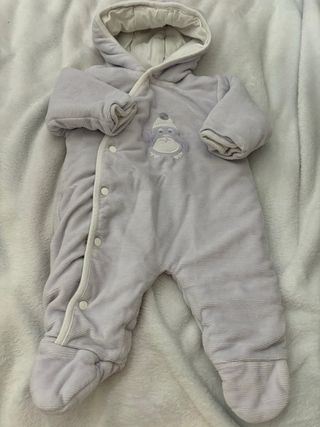 Mono de bebé invierno con pingüino