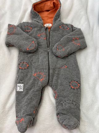 Mono bebé invierno gris con soles.