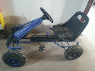 Triciclo a pedales azul y negro