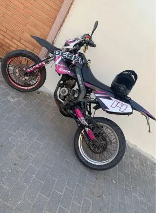 Derbi Senda R Enduro Moto Negra y Rosa