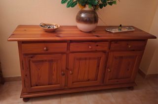 Mueble rústico madera con estanterías de mimbre,