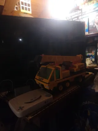 Lote de juguetes: grúa y consola