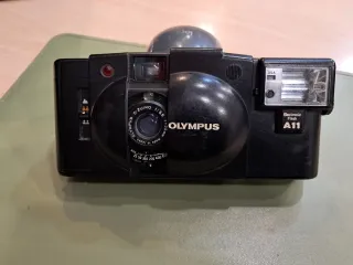 Olympus XA2 con flash