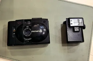 Olympus XA2 con flash