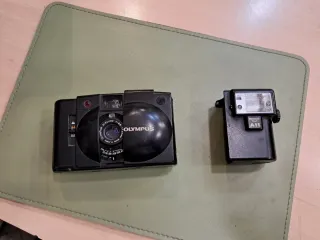 Olympus XA2 con flash