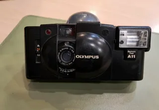 Olympus XA2 con flash