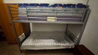 Litera metálica sin colchones, incluye la escalera