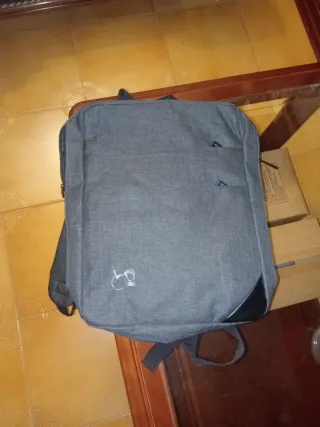 Mochila gris con espacio para portátil