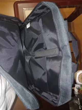 Mochila gris con espacio para portátil