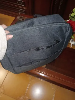 Mochila gris con espacio para portátil