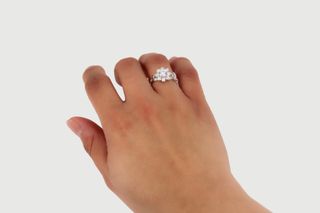 Anillo De Oro Blanco De 18K.. Ref: 031-01-00077