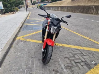 BMW F800R Naked Roja y Negra