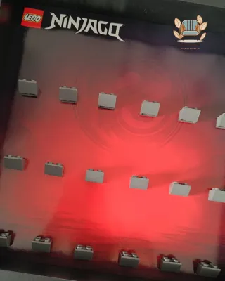 Marco Expositor Lego Ninjago Minifiguras, emblema