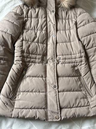 Anorak gris con capucha