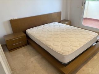 Cama estilo japonés madera y tela con el colchón