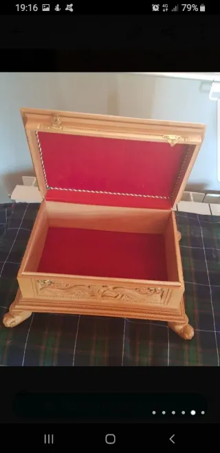 Caja de madera tallada