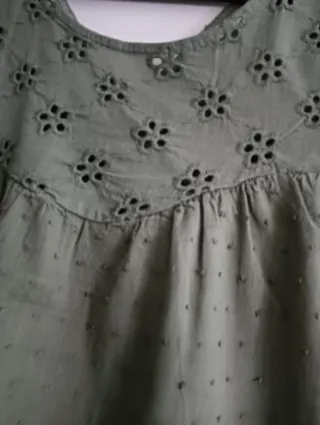 Blusa verde oliva con bordado, apenas uso