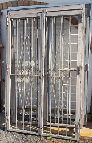 Puerta de hierro con barrotes