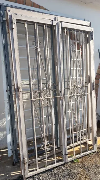 Puerta de hierro con barrotes
