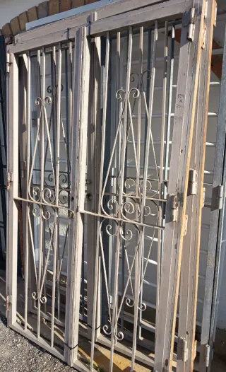 Puerta de hierro con barrotes