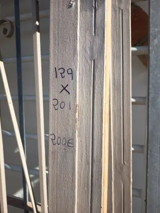 Puerta de hierro con barrotes