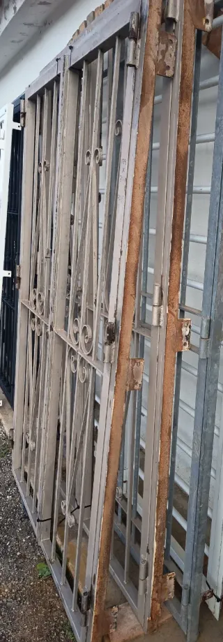 Puerta de hierro con barrotes