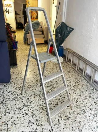 Escalera aluminio 4 peldaños