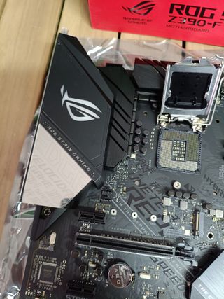 ASUS ROG STRIX Z390-F Gaming - Placa base Gaming ATX Intel de 8a y 9a gen, LGA 1151 con Iluminación RGB Aura Sync, OC por IA, DDR4 4266 MHz+, 2 M.2 con disipación, SATA 6Gbps, HDMI y USB 3.1 Gen. 2