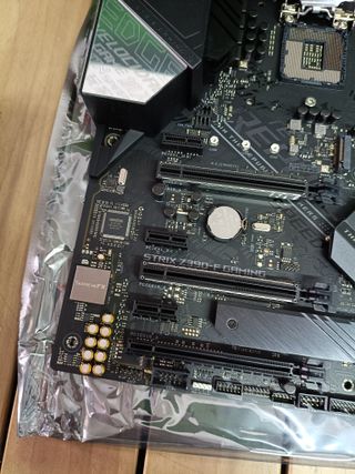 ASUS ROG STRIX Z390-F Gaming - Placa base Gaming ATX Intel de 8a y 9a gen, LGA 1151 con Iluminación RGB Aura Sync, OC por IA, DDR4 4266 MHz+, 2 M.2 con disipación, SATA 6Gbps, HDMI y USB 3.1 Gen. 2