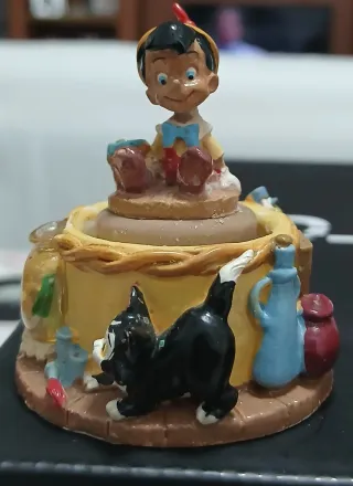 Figuras Disney,les falta el cristal las 4 × 8 euro