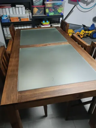 Mesa con 2 butacas y 4 sillas