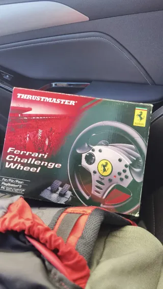 Volante Ferrari Thrustmaster + pedales (PS3/PC)