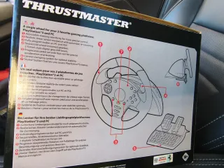 Volante Ferrari Thrustmaster + pedales (PS3/PC)