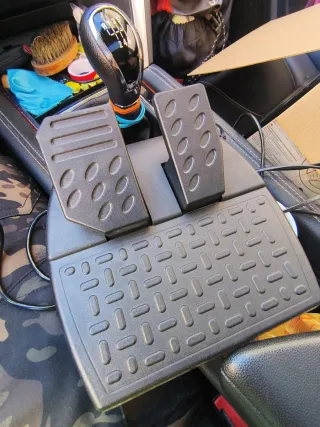 Volante Ferrari Thrustmaster + pedales (PS3/PC)