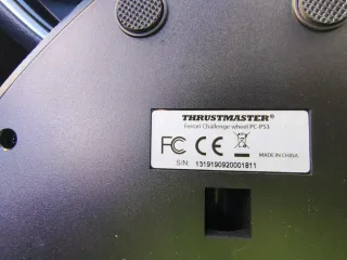 Volante Ferrari Thrustmaster + pedales (PS3/PC)