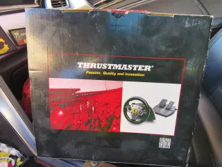 Volante Ferrari Thrustmaster + pedales (PS3/PC)
