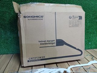 SONGMICS Perchas para Pantalones, 20 Perchas de Terciopelo, 42,5 cm de Largo, con Clips Ajustables, Antideslizantes, Ahorra Espacio, para Pantalones, Abrigos, Vestidos, Blanco CRF012W20