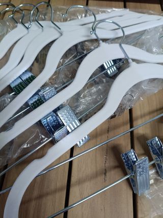 SONGMICS Perchas para Pantalones, 20 Perchas de Terciopelo, 42,5 cm de Largo, con Clips Ajustables, Antideslizantes, Ahorra Espacio, para Pantalones, Abrigos, Vestidos, Blanco CRF012W20