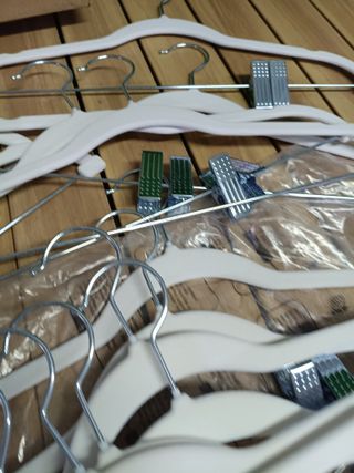 SONGMICS Perchas para Pantalones, 20 Perchas de Terciopelo, 42,5 cm de Largo, con Clips Ajustables, Antideslizantes, Ahorra Espacio, para Pantalones, Abrigos, Vestidos, Blanco CRF012W20