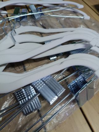 SONGMICS Perchas para Pantalones, 20 Perchas de Terciopelo, 42,5 cm de Largo, con Clips Ajustables, Antideslizantes, Ahorra Espacio, para Pantalones, Abrigos, Vestidos, Blanco CRF012W20