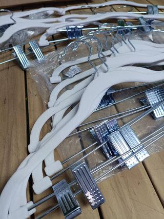 SONGMICS Perchas para Pantalones, 20 Perchas de Terciopelo, 42,5 cm de Largo, con Clips Ajustables, Antideslizantes, Ahorra Espacio, para Pantalones, Abrigos, Vestidos, Blanco CRF012W20