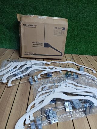 SONGMICS Perchas para Pantalones, 20 Perchas de Terciopelo, 42,5 cm de Largo, con Clips Ajustables, Antideslizantes, Ahorra Espacio, para Pantalones, Abrigos, Vestidos, Blanco CRF012W20