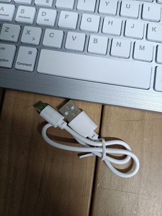 SUBBLIM Teclado Retroiluminado Smart Bluetooth para Tablet O iPad Blanco Plata Teclado Retroiluminado Diseño Ultra Slim Teclas De Alta Precisión Batería Li-Ion Recargable Ahorro De Energía