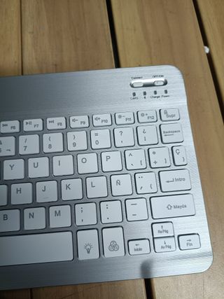 SUBBLIM Teclado Retroiluminado Smart Bluetooth para Tablet O iPad Blanco Plata Teclado Retroiluminado Diseño Ultra Slim Teclas De Alta Precisión Batería Li-Ion Recargable Ahorro De Energía