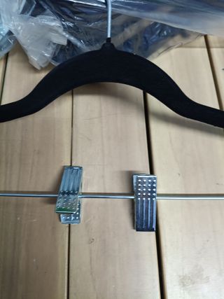 SONGMICS Perchas para Pantalones, 20 Perchas de Terciopelo, 42,5 cm de Largo, con Clips Ajustables, Antideslizantes, Ahorra Espacio, para Pantalones, Abrigos, Vestidos, Negro CRF012B20